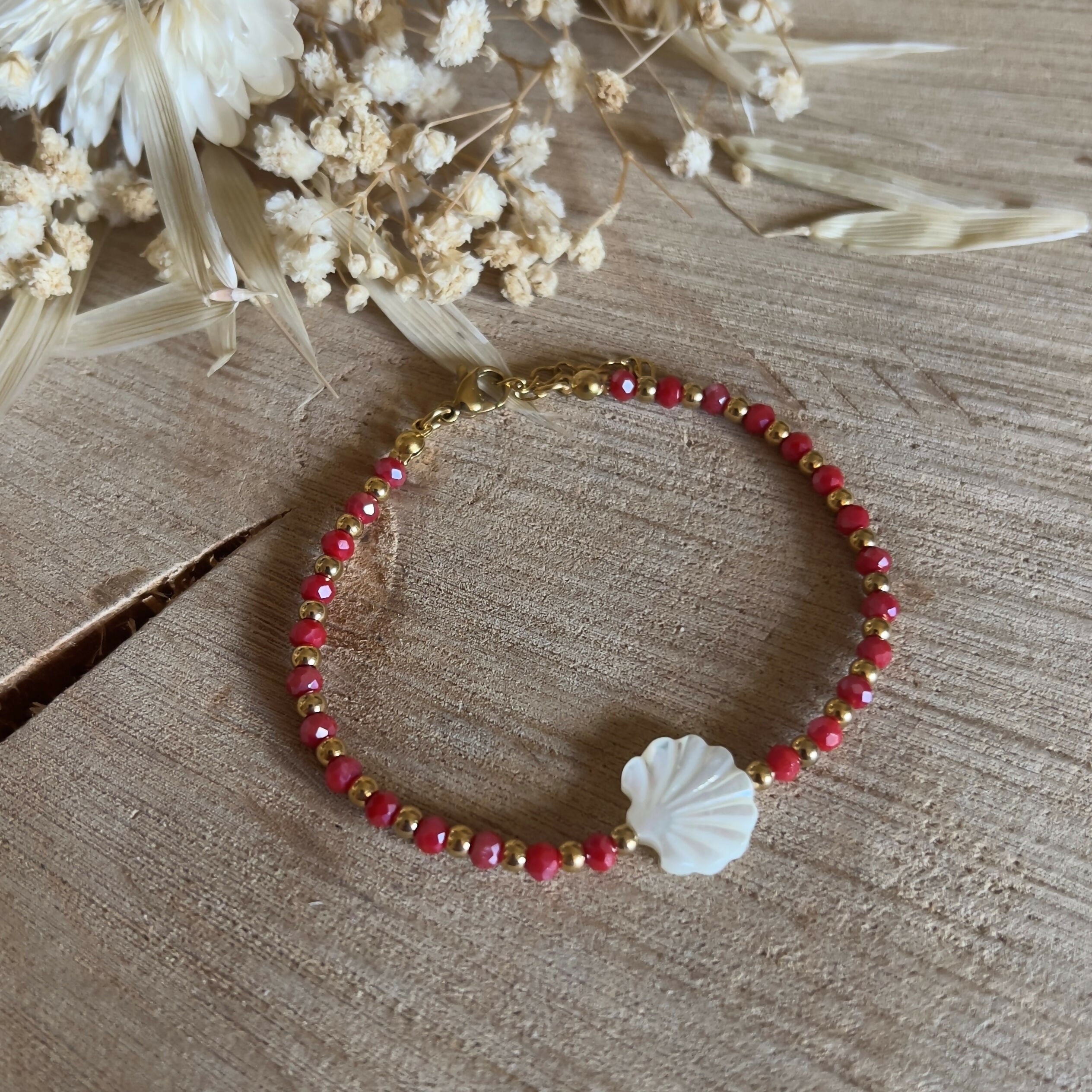 Bracelet perles rouges, perles dorées & coquillage nacre