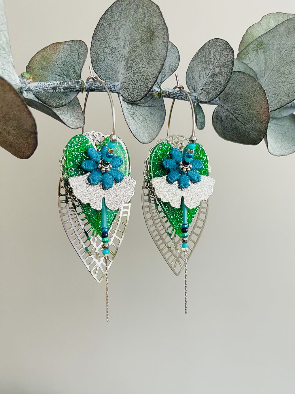 Créoles argentées "Coeur Fleuri" vertes et turquoises
