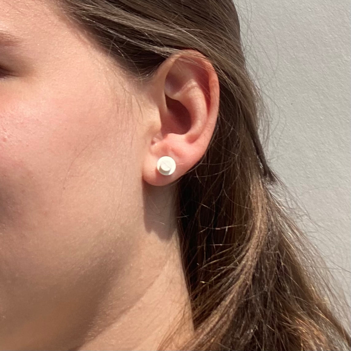 Puces d'oreille avec une brique Lego ronde
