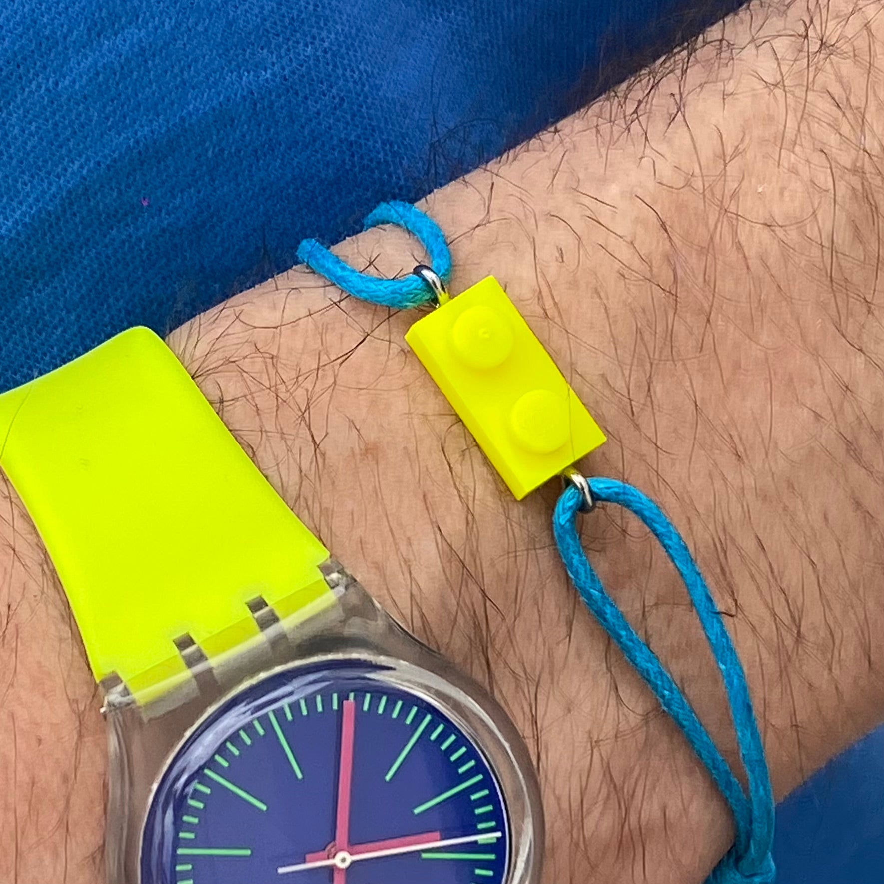 Bracelet fluo avec un Lego® et un cordon ajustable