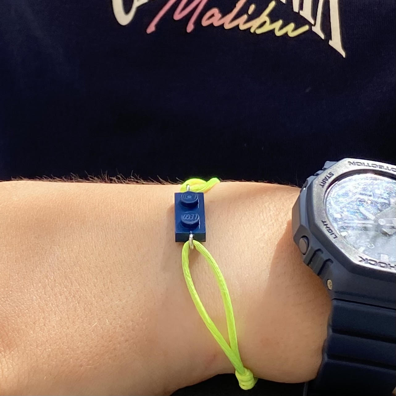 Bracelet fluo avec un Lego® et un cordon ajustable