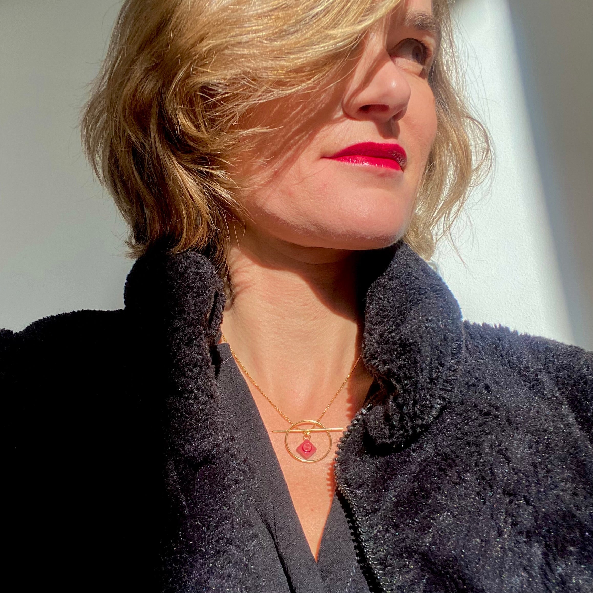 Collier géométrique avec une brique Lego - Les Astucieuses