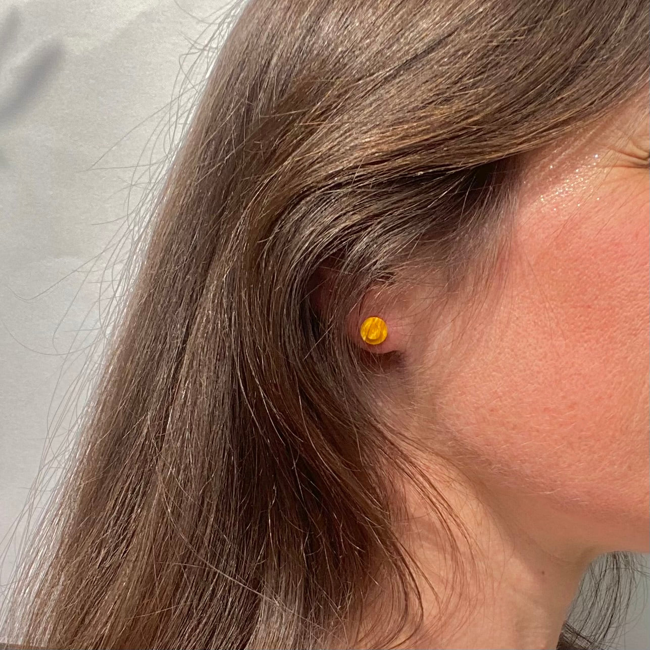 Puces d'oreille avec une brique Lego ronde