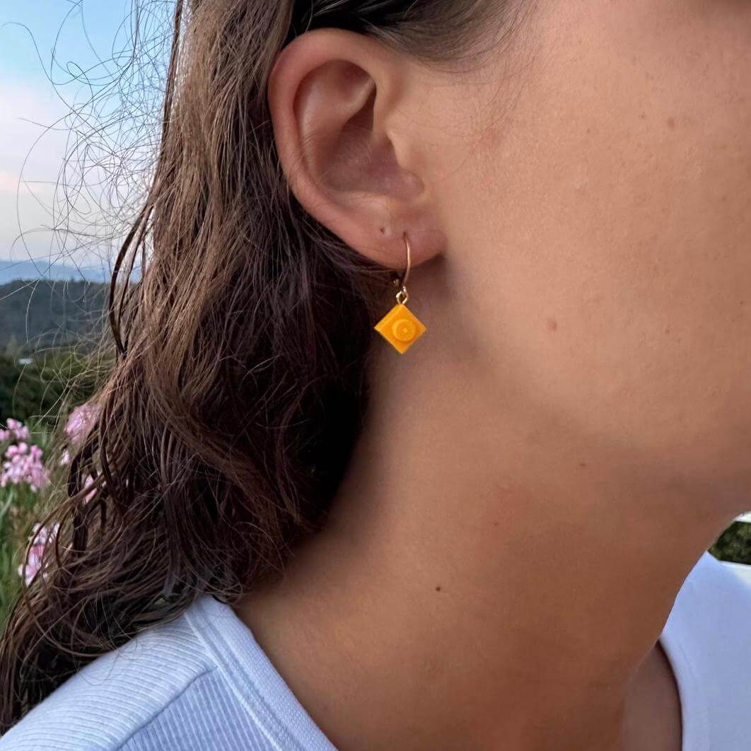 Mini boucles d'oreilles Dormeuses en acier inoxydable avec une brique de Lego®