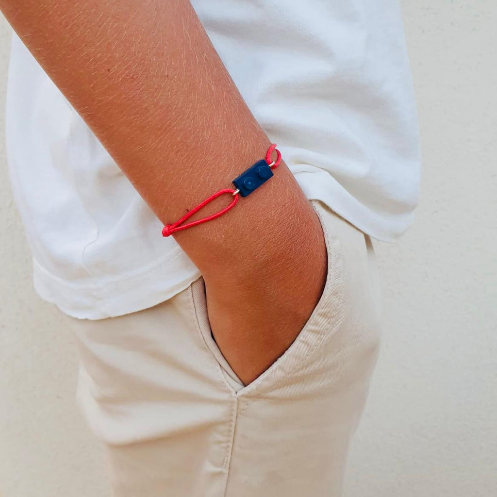 Bracelet fluo avec un Lego® et un cordon ajustable