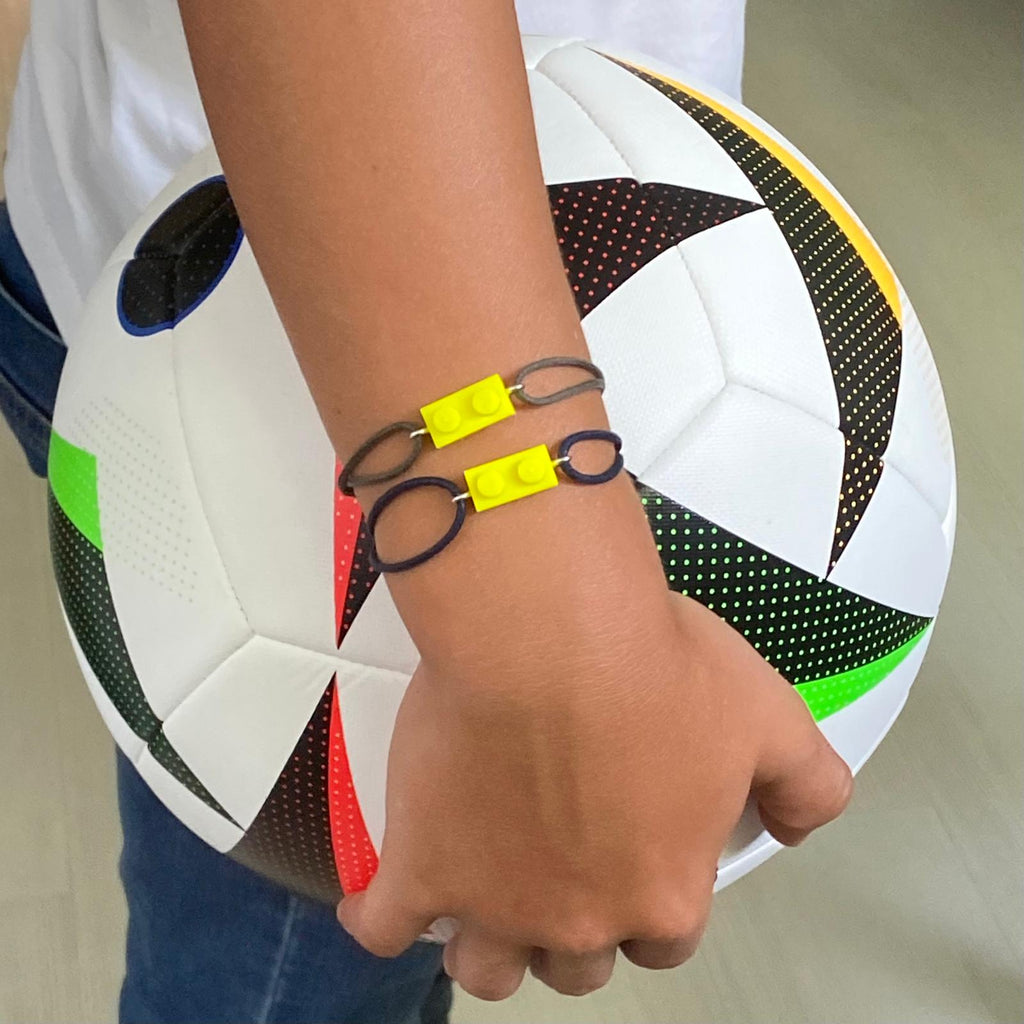 Bracelet fluo avec un Lego® et un cordon ajustable