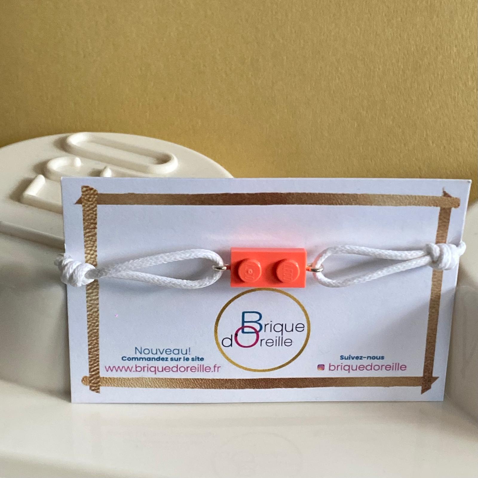Bracelet fluo avec un Lego® et un cordon ajustable