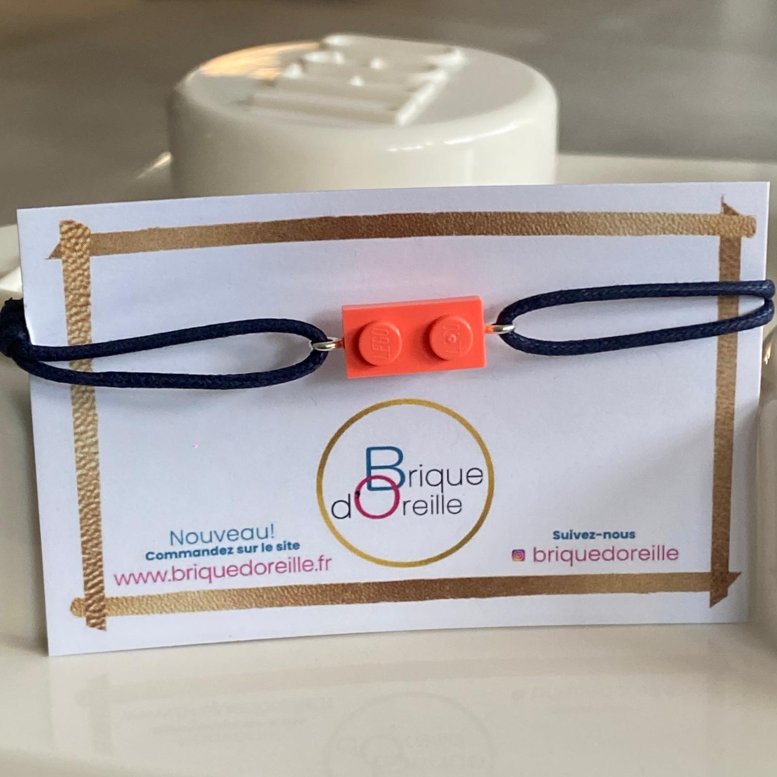 Bracelet fluo avec un Lego® et un cordon ajustable