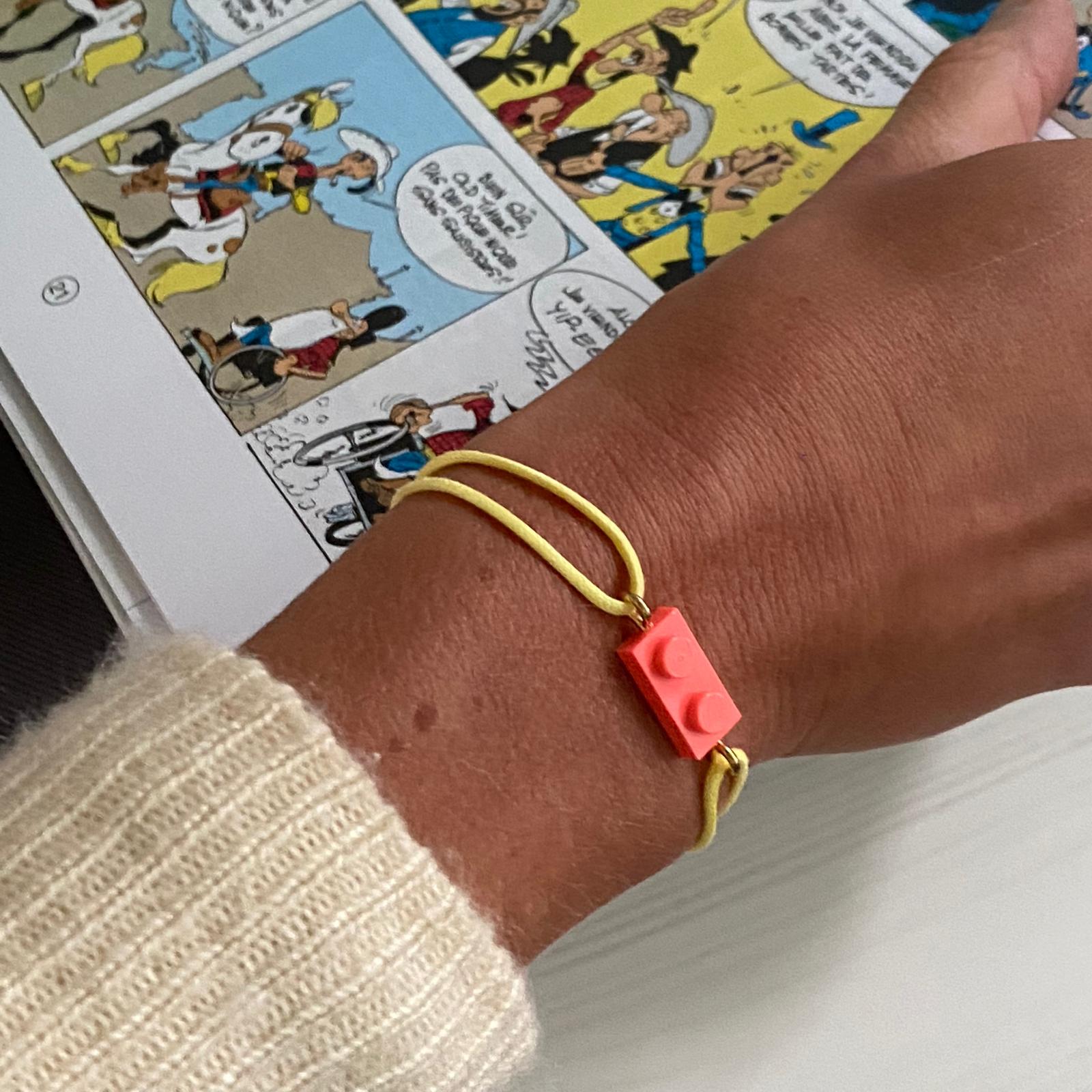 Bracelet fluo avec un Lego® et un cordon ajustable