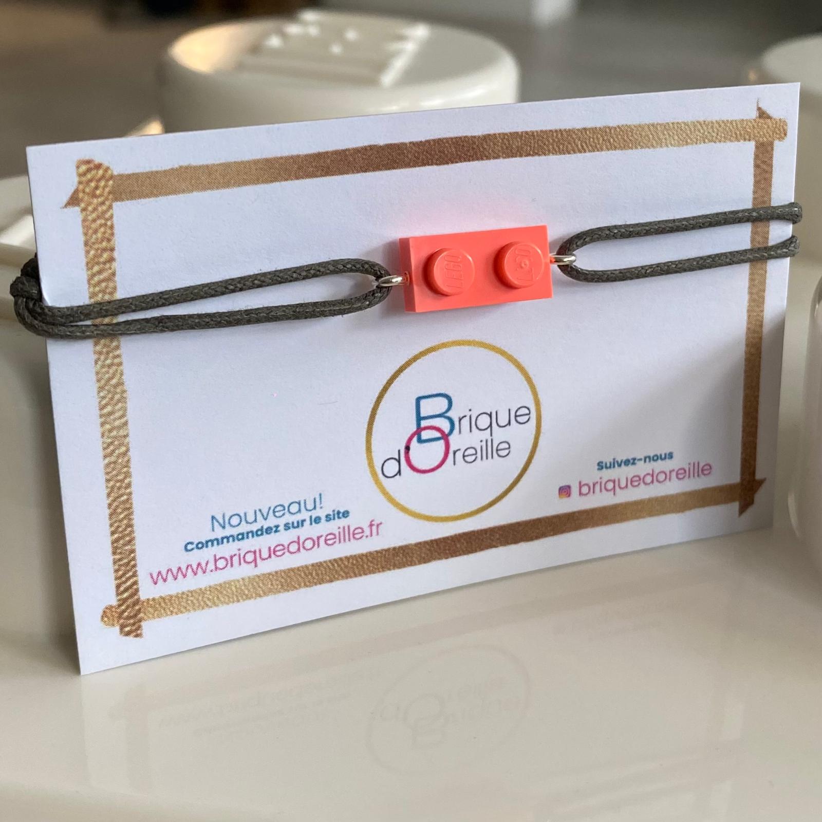 Bracelet fluo avec un Lego® et un cordon ajustable