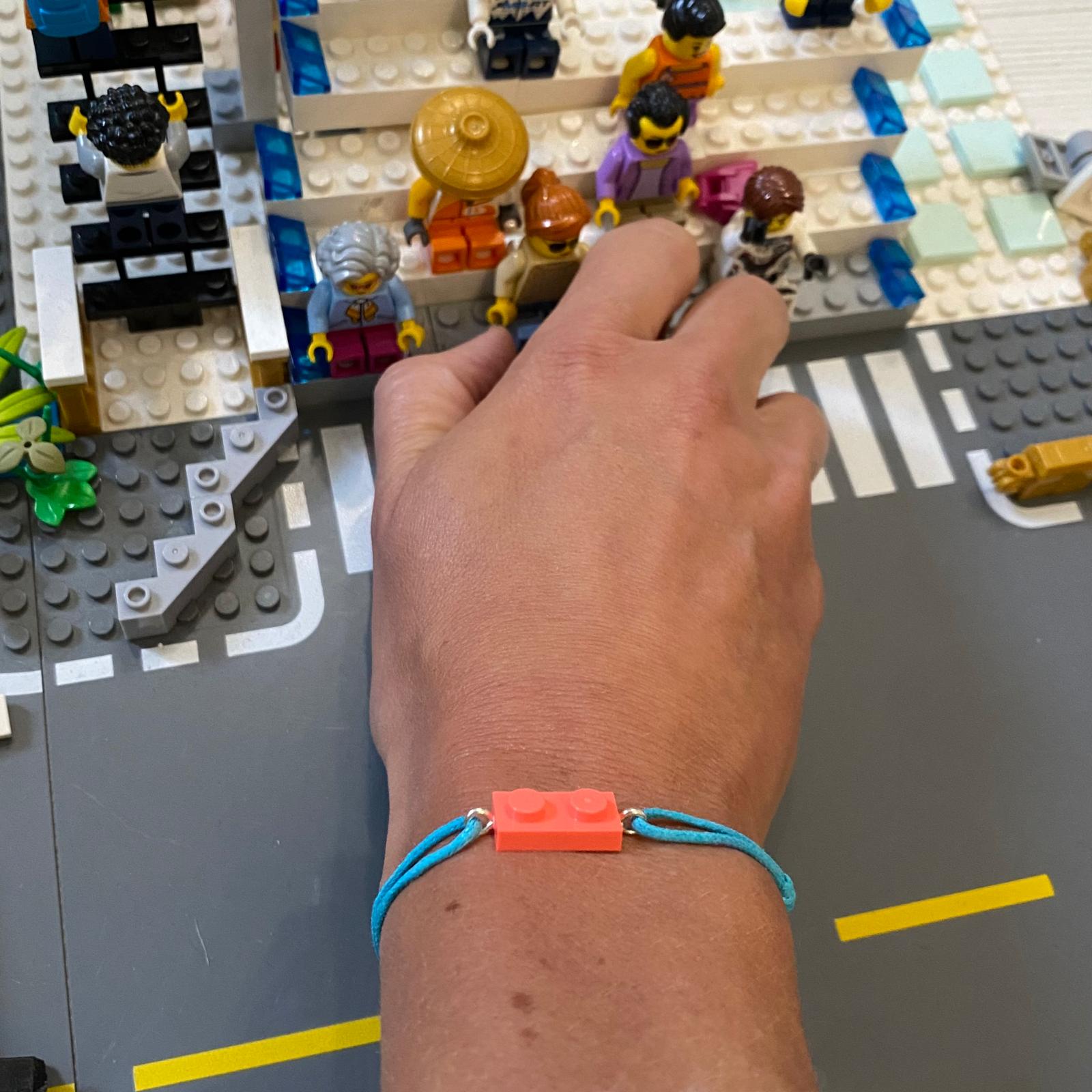 Bracelet fluo avec un Lego® et un cordon ajustable