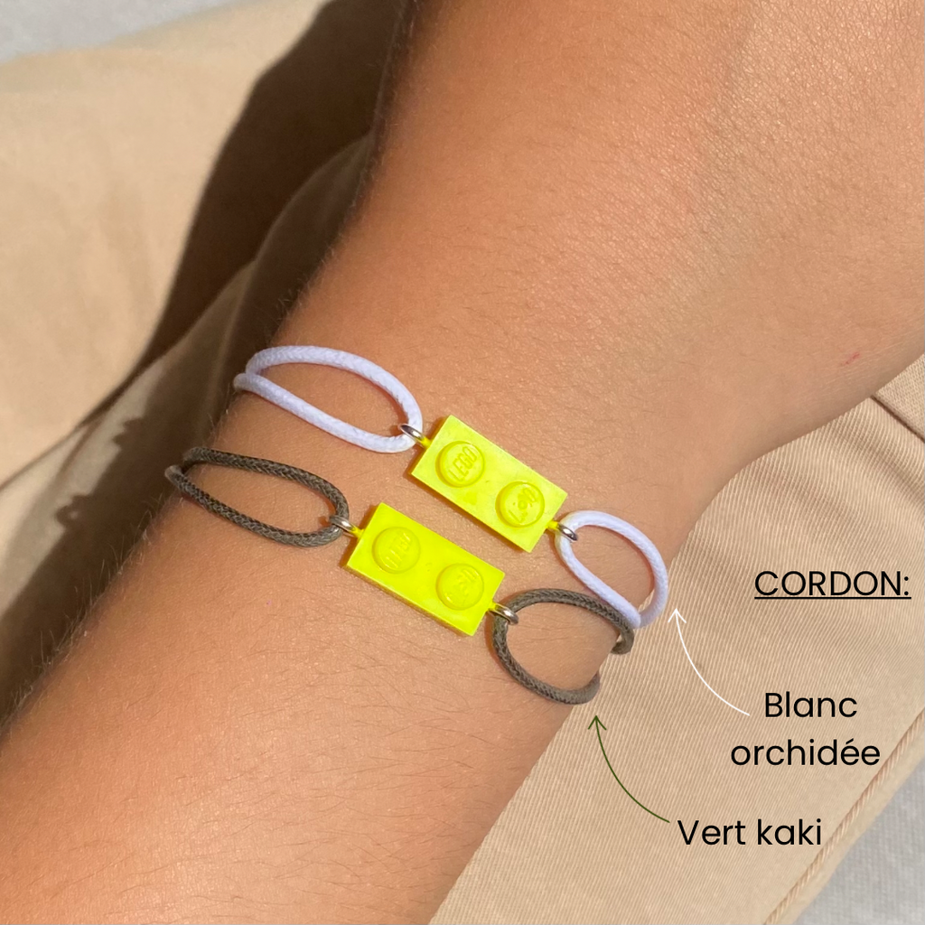 Bracelet fluo avec un Lego® et un cordon ajustable