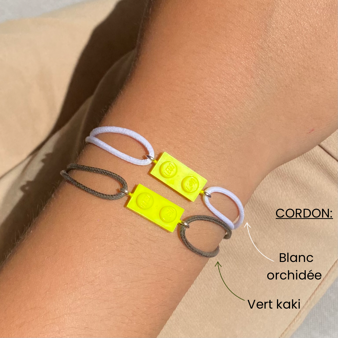 Bracelet fluo avec un Lego® et un cordon ajustable