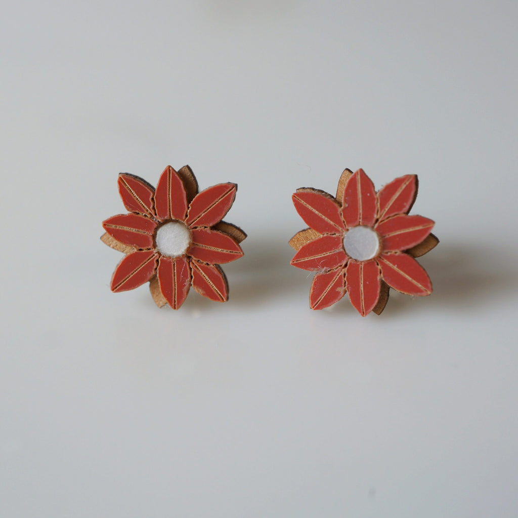 Ear stud for women - wooden flower and red plexiglass ~ Jill ~