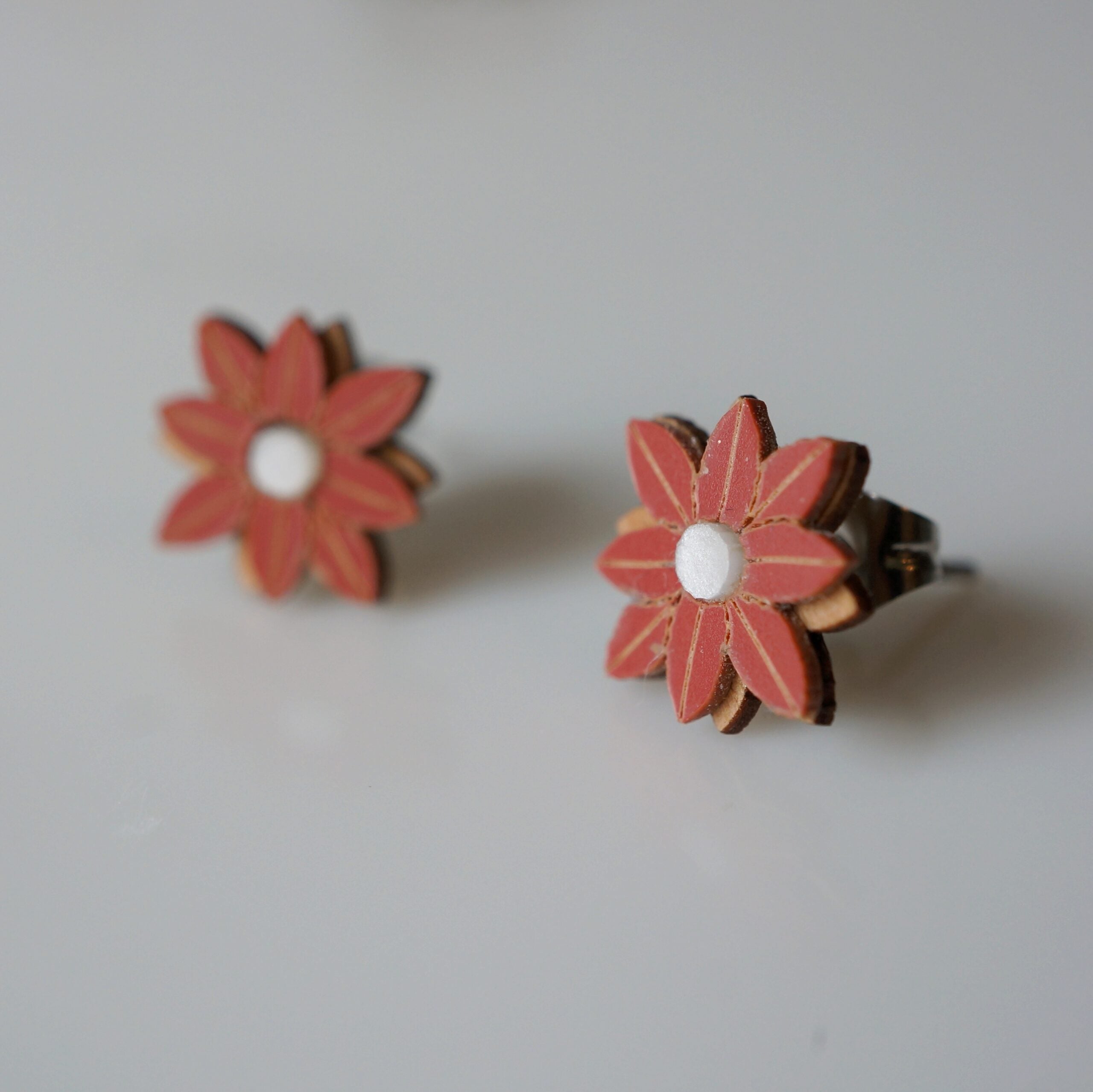 Ear stud for women - wooden flower and red plexiglass ~ Jill ~