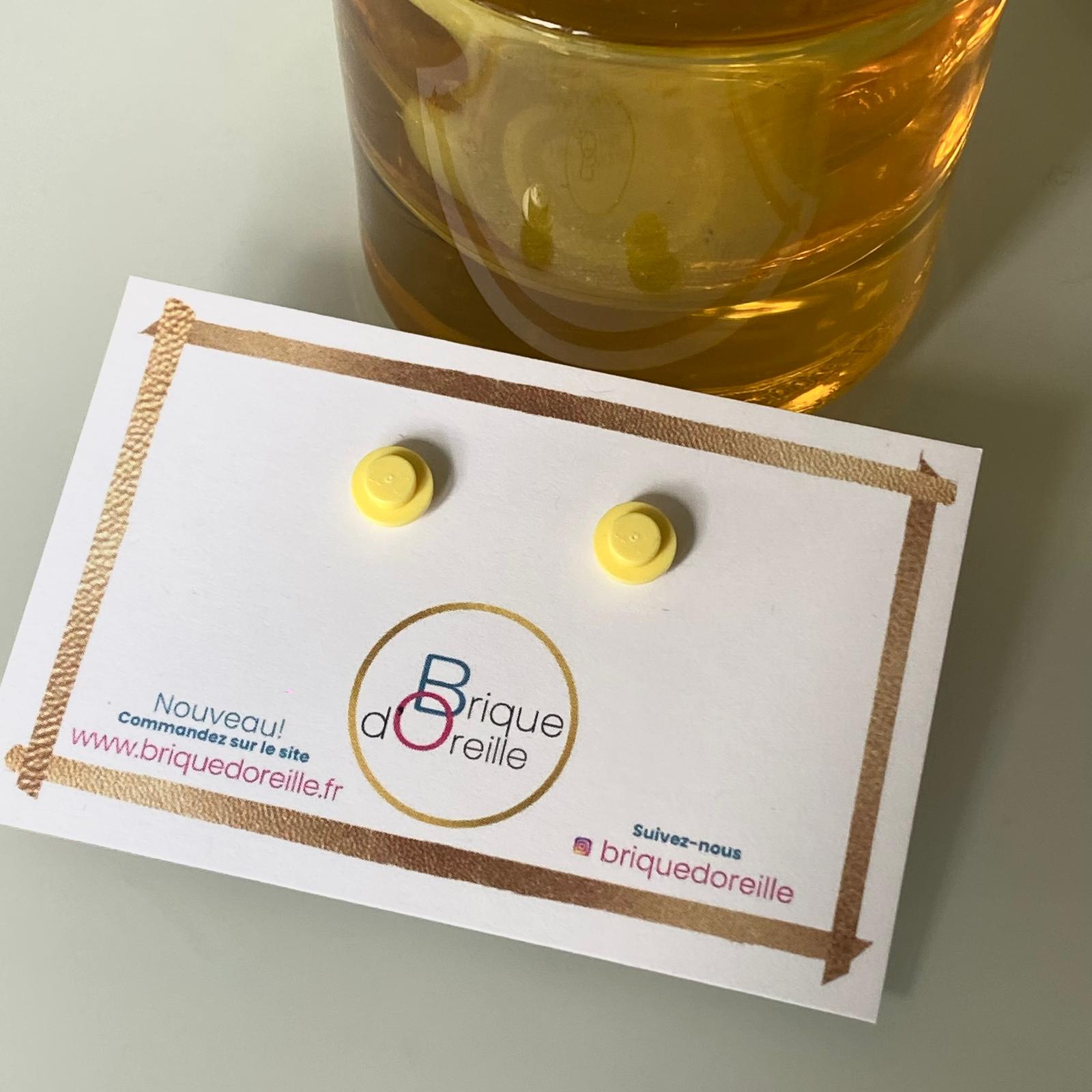 Puces d'oreille avec une brique Lego ronde