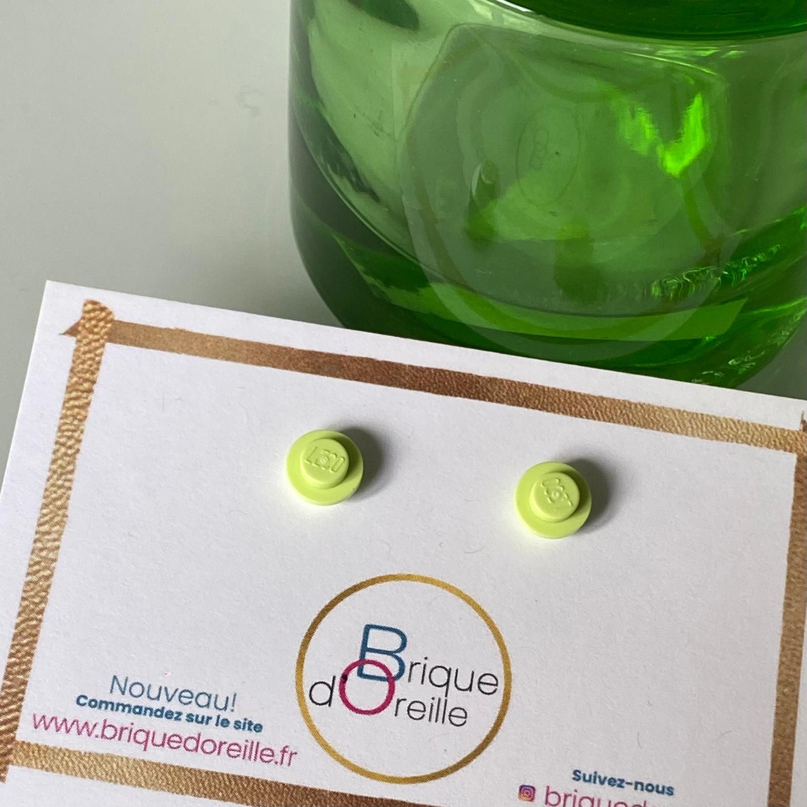 Puces d'oreille avec une brique Lego ronde