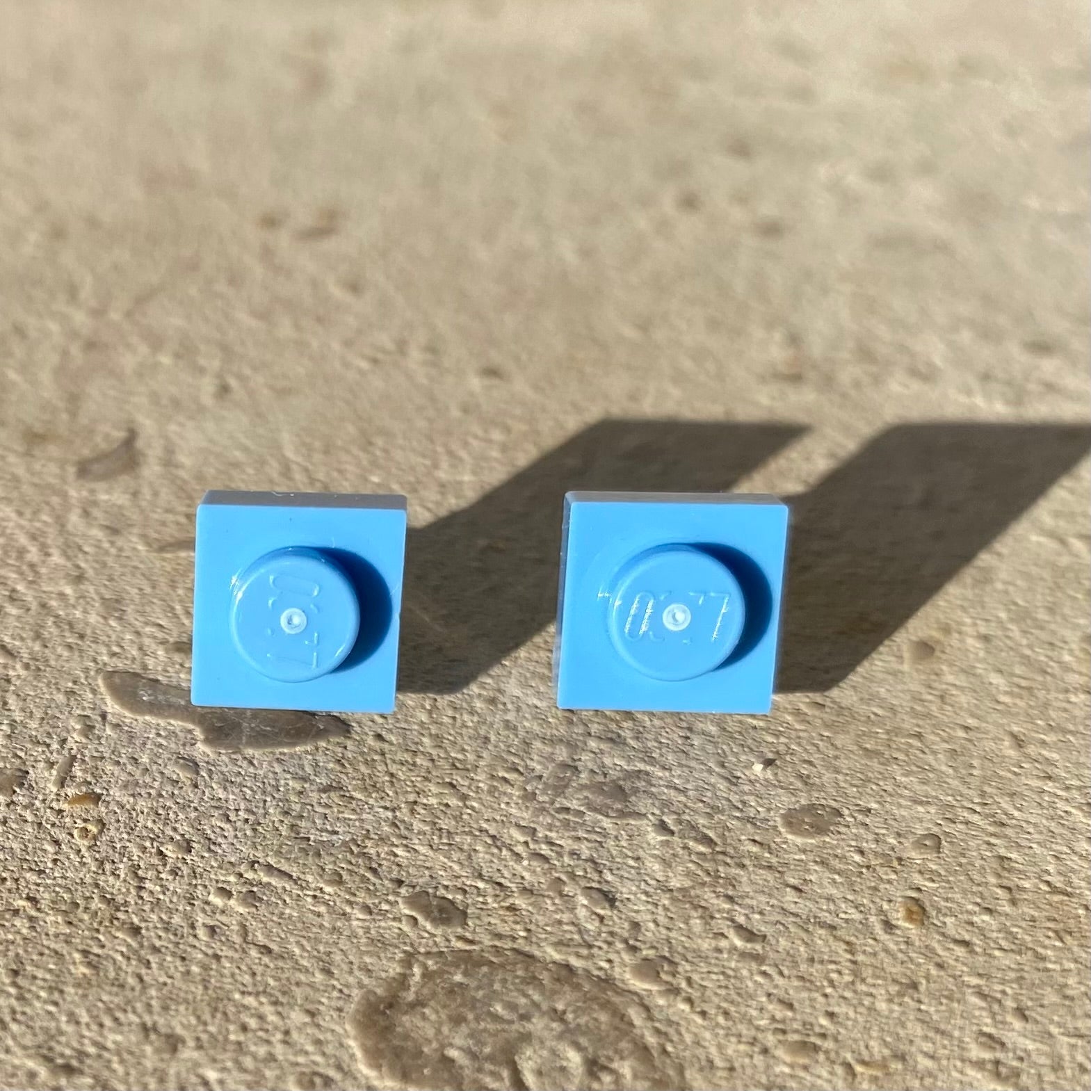 Puces avec une brique Lego carrée