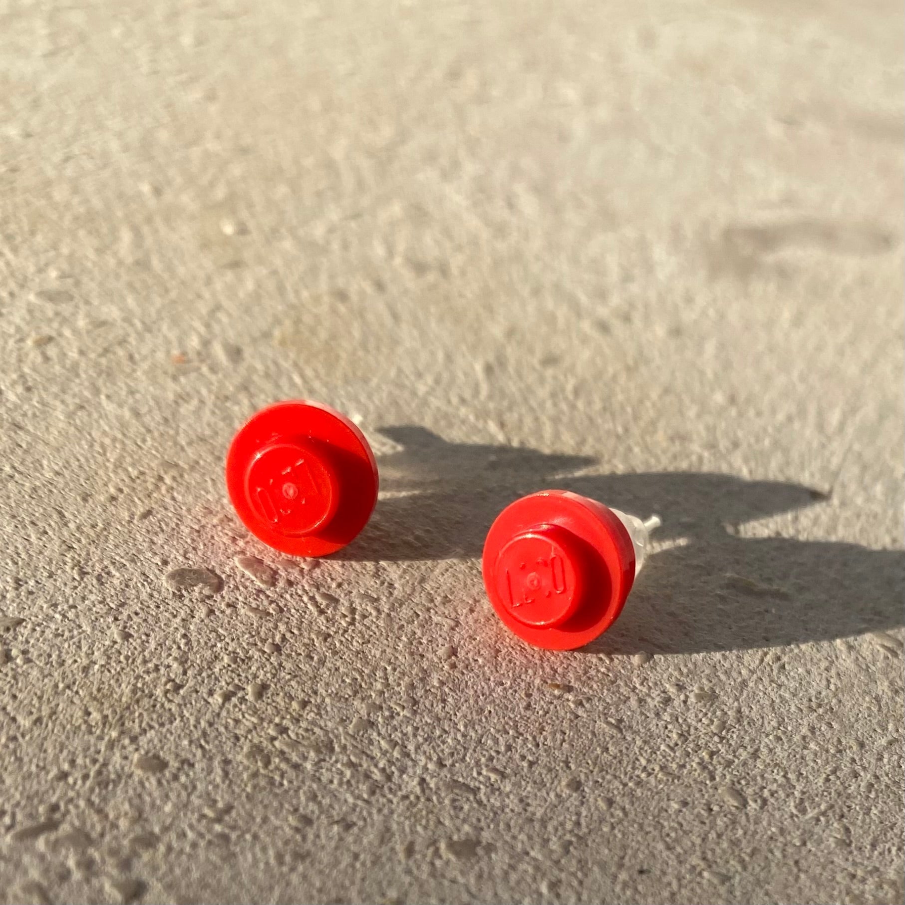 Puces d'oreille avec une brique Lego ronde