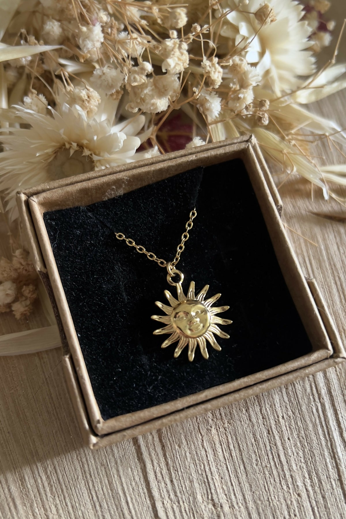 Collier soleil avec visage