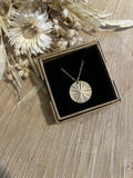 Collier long 60cm pendentif gros soleil strié