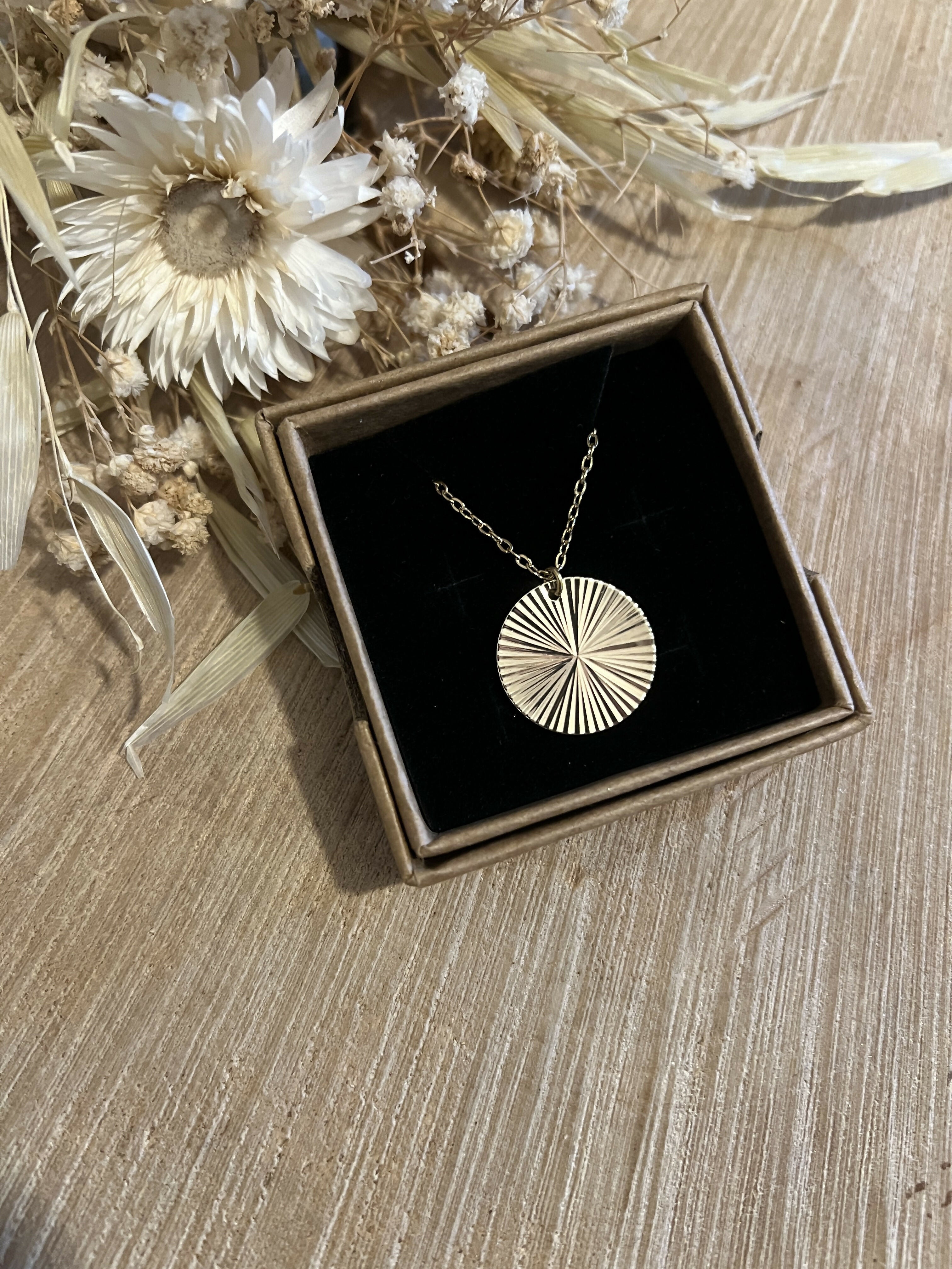 Collier long 60cm pendentif gros soleil strié