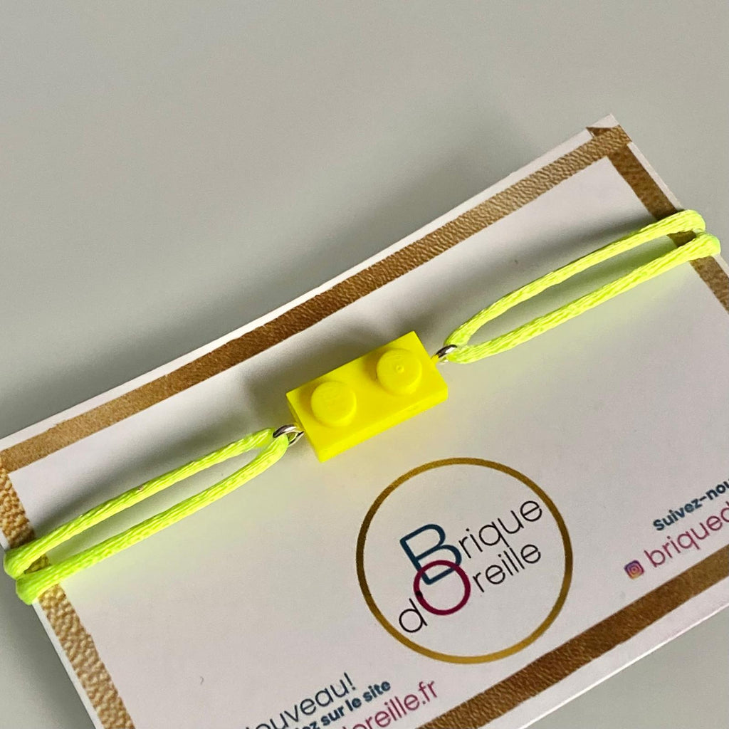 Bracelet fluo avec un Lego® et un cordon ajustable
