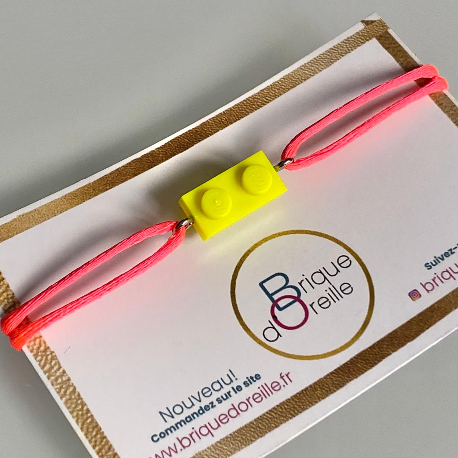 Bracelet fluo avec un Lego® et un cordon ajustable