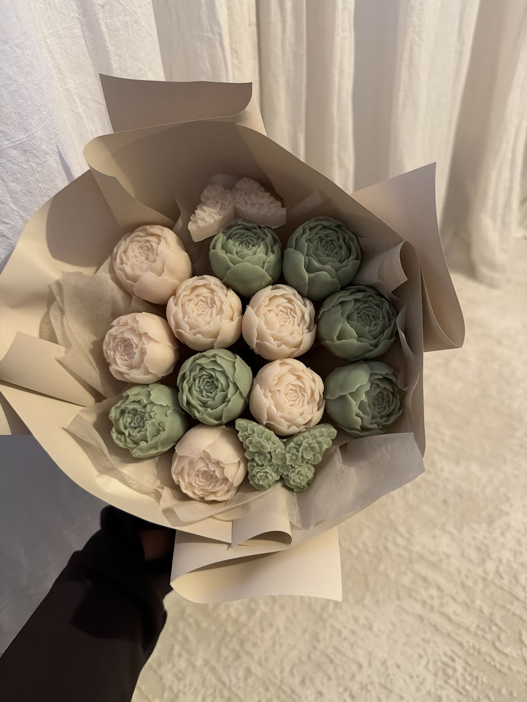 Bouquet 12 FLEURS ET 2 PAPILLONS